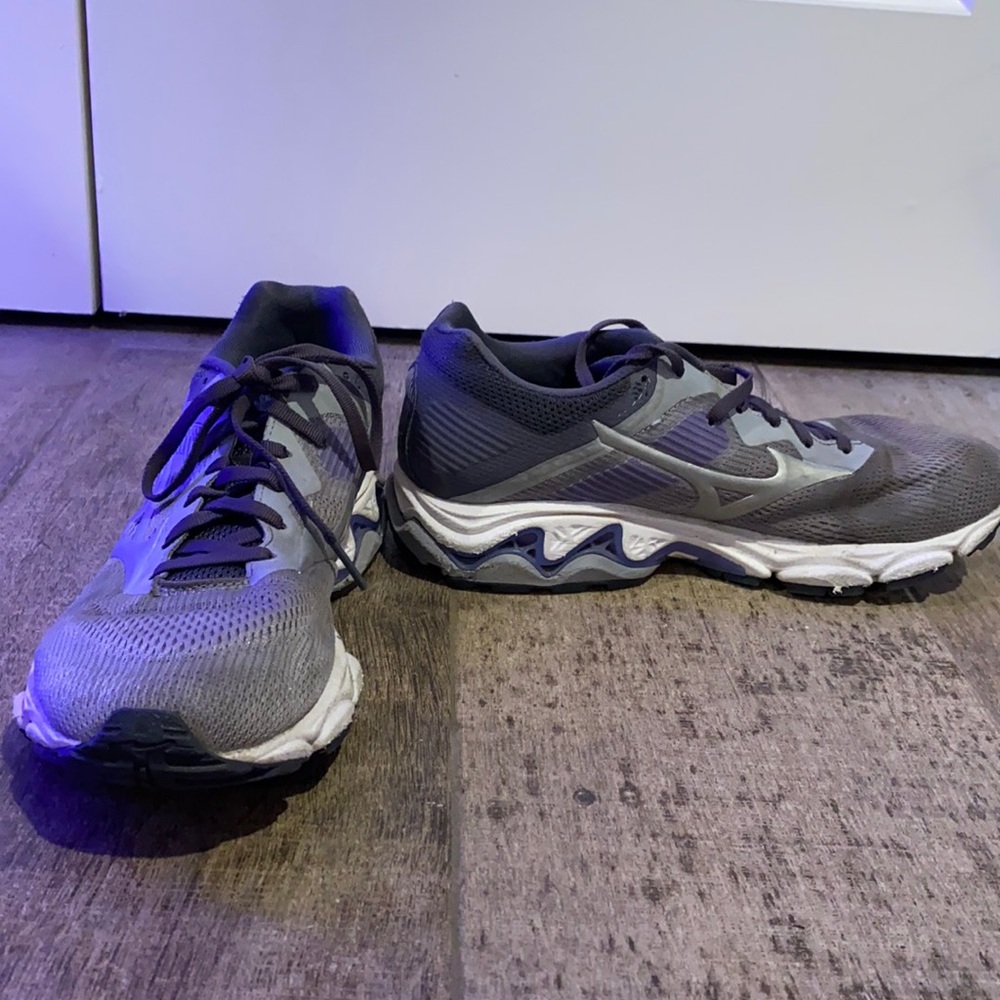 Gray wave inspire 16 running shoes
